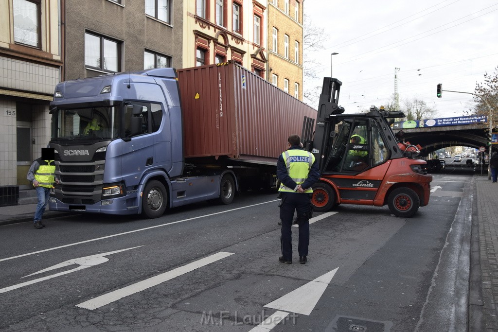 LKW gegen Bruecke wegen Rettungsgasse Koeln Muelheim P26.JPG - Miklos Laubert